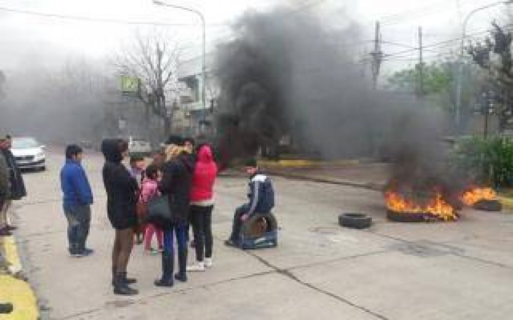 Tras las fuertes lluvias, vecinos de Quilmes reclamaron soluciones al intendente