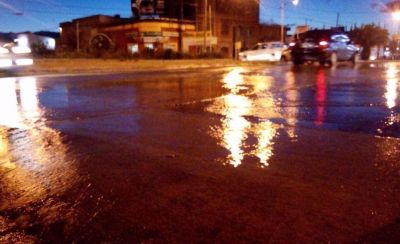 Se rompi� un ca�o de agua en Pringles y Del Valle