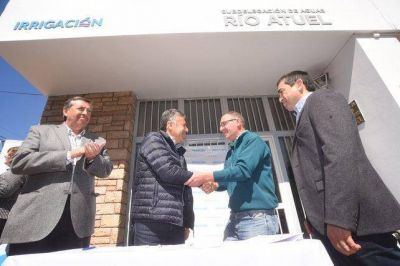 Cornejo firm� el inicio de obra del acueducto Bowen-Canalejas