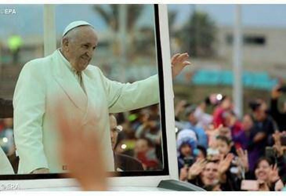 El Papa bendice la primera piedra de las casas para los sin techo y encuentra a la comunidad afroamericana de San Pedro Claver