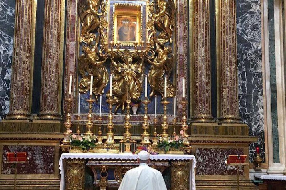 El Papa acude a la Virgen a su llegada a Roma