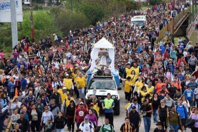 Una multitud peregrin� a San Nicol�s con la Virgen