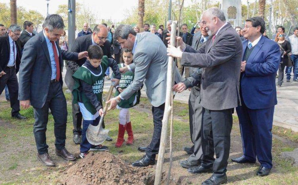 Plantaron �rboles para iniciar una semana por la forestaci�n