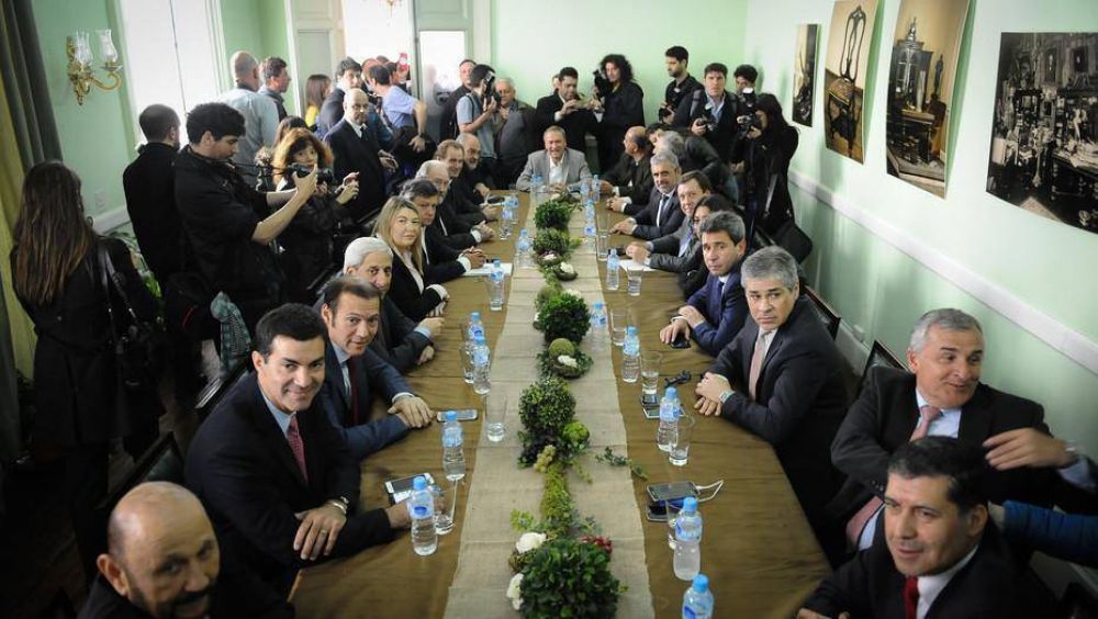 Ahora, los gobernadores presionan por fondos para el d�ficit previsional