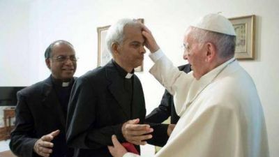 Francisco se encuentra con el padre Tom, el cura hind� secuestrado en Yemen