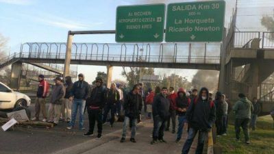 Gendarmer�a desaloj� el corte de los trabajadores de Cresta Roja