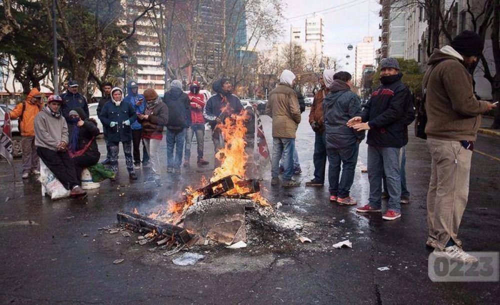 Mar del Plata aprob� la norma para sancionar a quienes prendan gomas en la calle