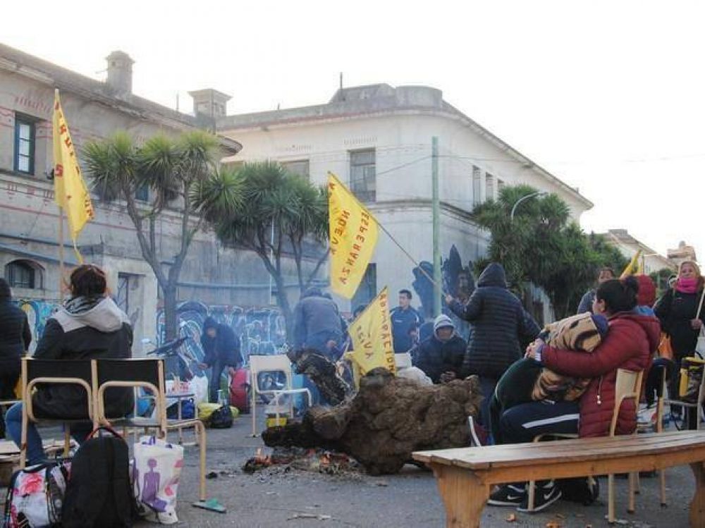Unas 150 familias acampan frente a la sede de Desarrollo Social de la Naci�n