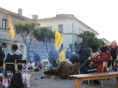 Unas 150 familias acampan frente a la sede de Desarrollo Social de la Naci�n