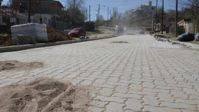 Avil�s inaugur� el adoquinado en las calles de La Quinta Tercera Secci�n