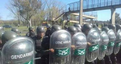 Represi�n a los trabajadores de Cresta Roja