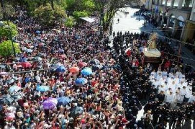 Una multitud acompa�� a las im�genes del Se�or y la Virgen del Milagro en Salta