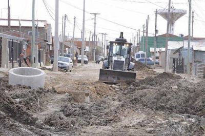 Direcci�n de Obras Viales trabaja para la instalaci�n de cloacas en un barrio de la ciudad