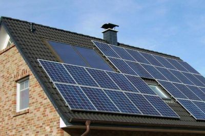 �Alternativa a los tarifazos? En Pig��, un vecino ide� un sistema de energ�a que se alimenta de paneles y un termo tanque solar