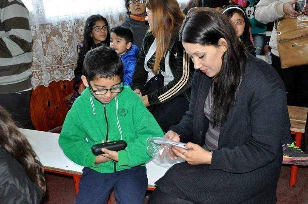 Controlan la vista de los alumnos en las escuelas y les entregan lentes