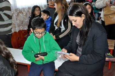 Controlan la vista de los alumnos en las escuelas y les entregan lentes