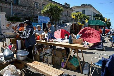 Cooperativistas acampan desde hace cinco d�as frente a Desarrollo Social