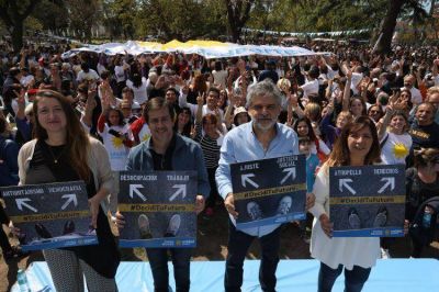Filmus relanz� la campa�a con cr�ticas a Macri