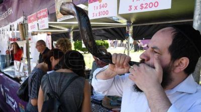 Miles de personas festejaron al aire libre la llegada del A�o Nuevo Jud�o