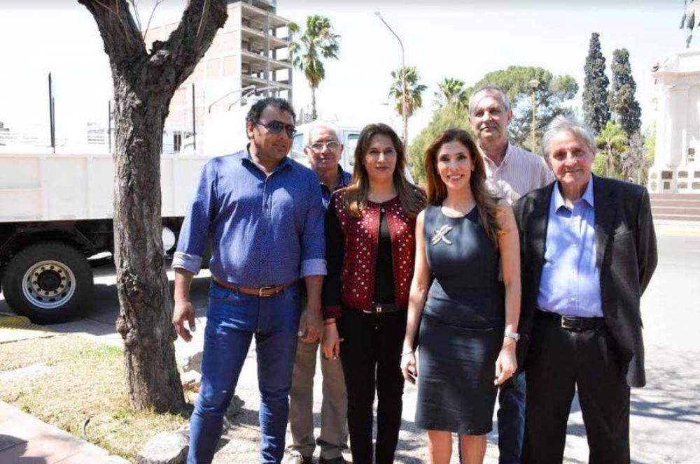 Entregaron camiones para intendencias y comisiones municipales del interior