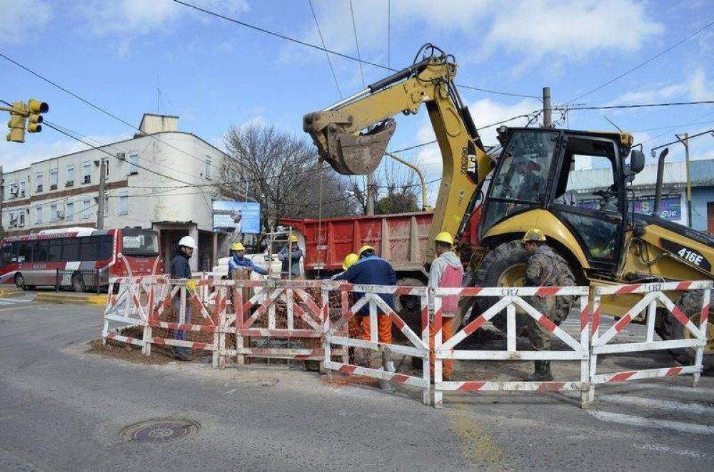 Con obras en varios frentes extienden las cloacas a m�s barrios de Lomas