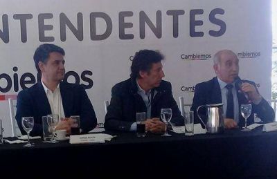 Daniel Salvador areng� a los intendentes de Cambiemos