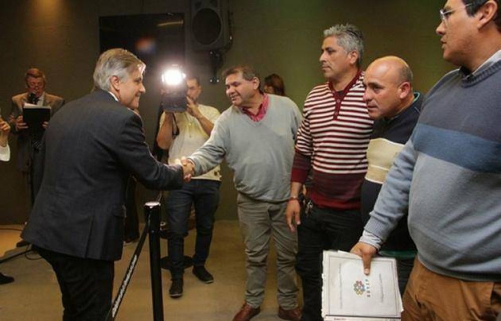 C�rdoba ayudar� por 6 meses a los despedidos de Plascar