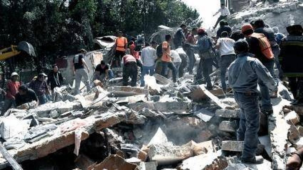 Confirman 217 muertos y da�os materiales por el potente terremoto en M�xico