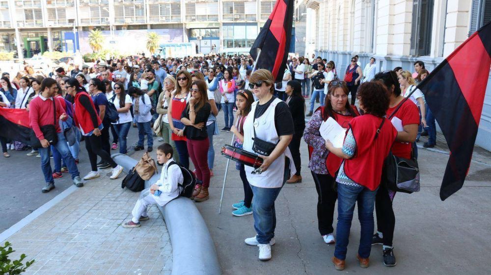 Agmer Paran� se moviliz� a Casa de Gobierno por �reivindicaciones� 