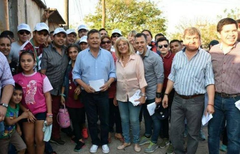 Peppo y Elda P�rtile lanzaron la campa�a con una caminata