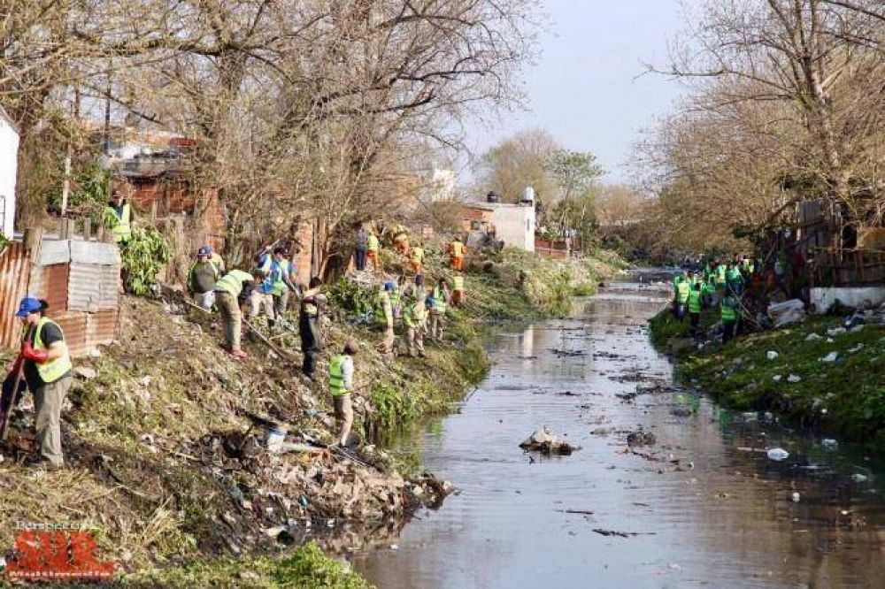 Operativo integral de limpieza en el arroyo Las Piedras