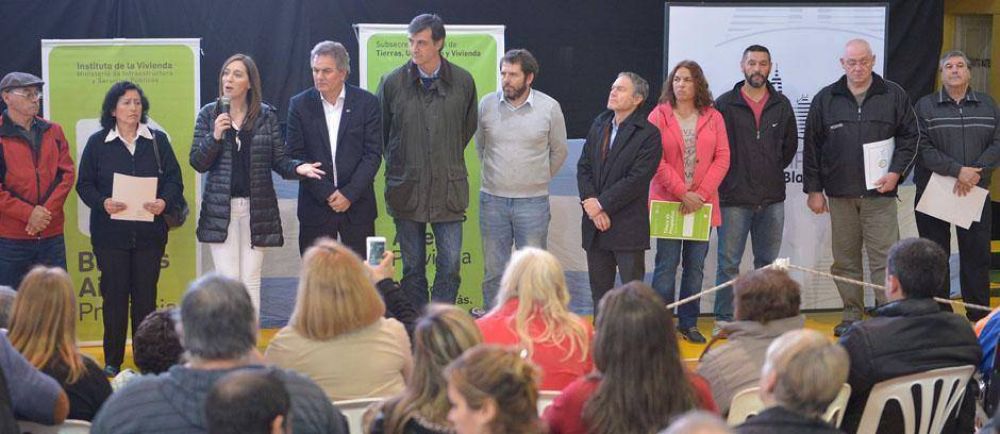 Vidal y Gay encabezaron acto de entrega de escrituras a 370 familias