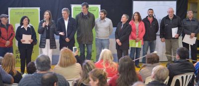Vidal y Gay encabezaron acto de entrega de escrituras a 370 familias