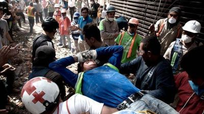 Suman 225 los muertos por el terremoto y trabajan para rescatar chicos de un colegio