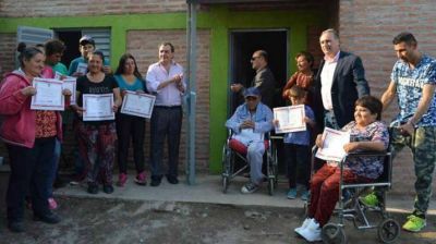 El Ministro Niccolai entreg� viviendas en Fr�as