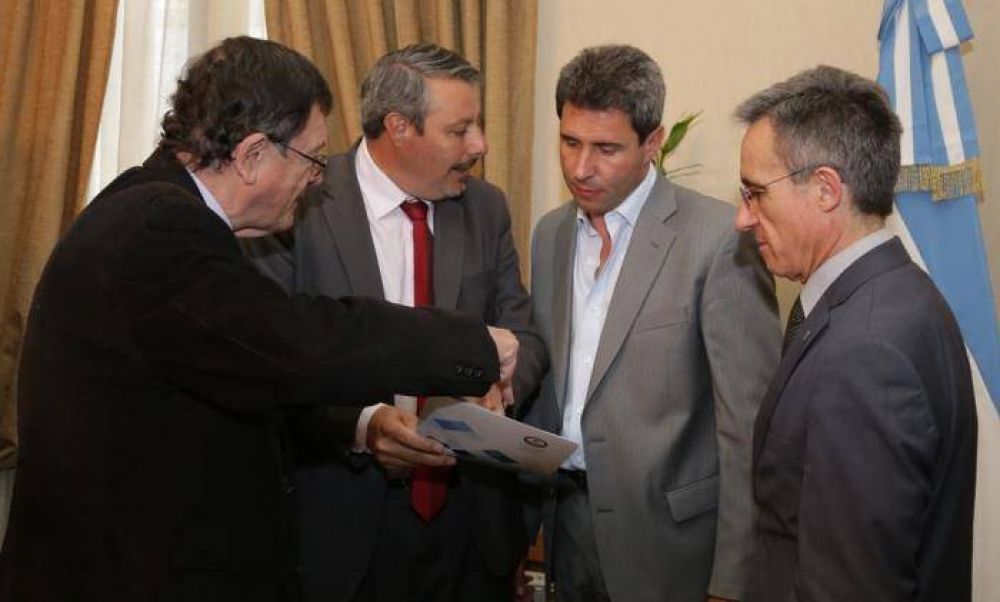 Gobierno firm� con las universidades convenio por auto el�ctrico