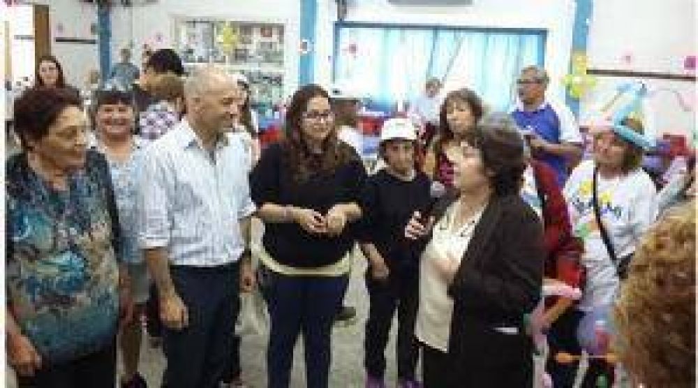 Ducot� y Oca�a, con promesas y campa�a para los jubilados