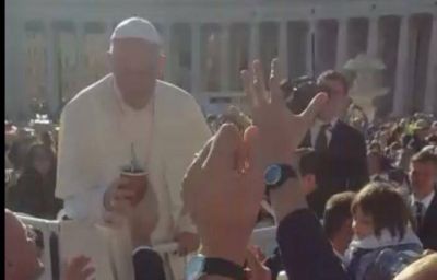 Colorido momento de j�venes de Ringuelet con el papa Francisco