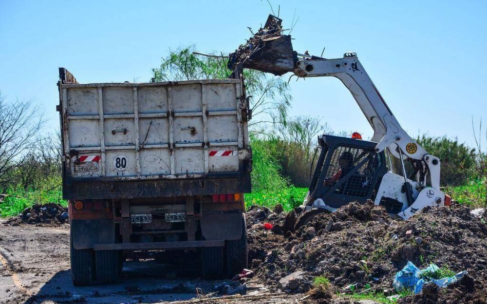 Puso primera la limpieza del arruinado camino a Punta Lara
