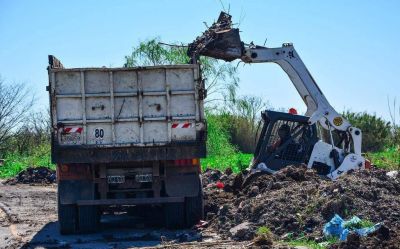 Puso primera la limpieza del arruinado camino a Punta Lara