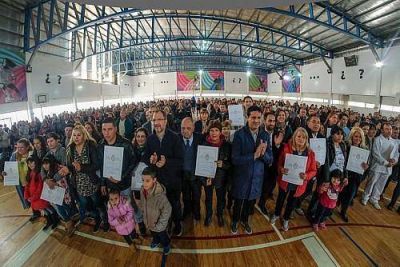 Arroyo y Perechodnik entregaron 264 escrituras a vecinos de General Pueyrredon