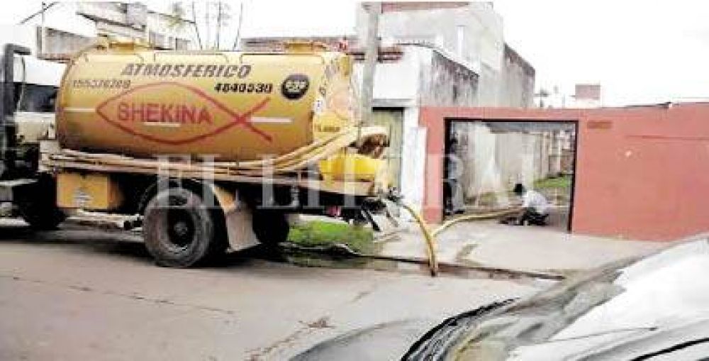Vecinos manifiestan un problema cr�nico con el sistema de cloacas