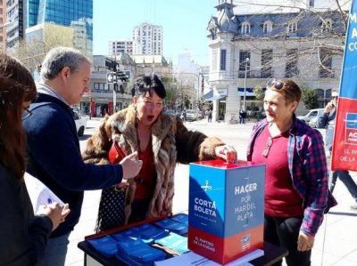 Acci�n Marplatense puso urnas en las calles y la gente vota obras prioritarias