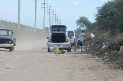 Retienen autos y multan hasta en $15.000 por arrojar basura