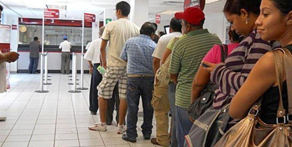 Promueven sanciones por largas esperas en bancos o comercios