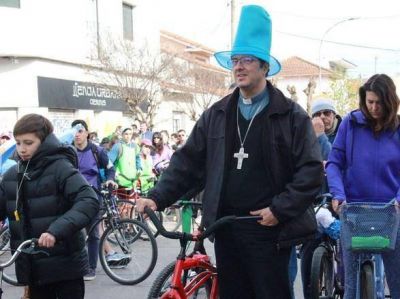 Mestre pedale� junto a las miles de personas que acompa�aron a Peque�o Mundo