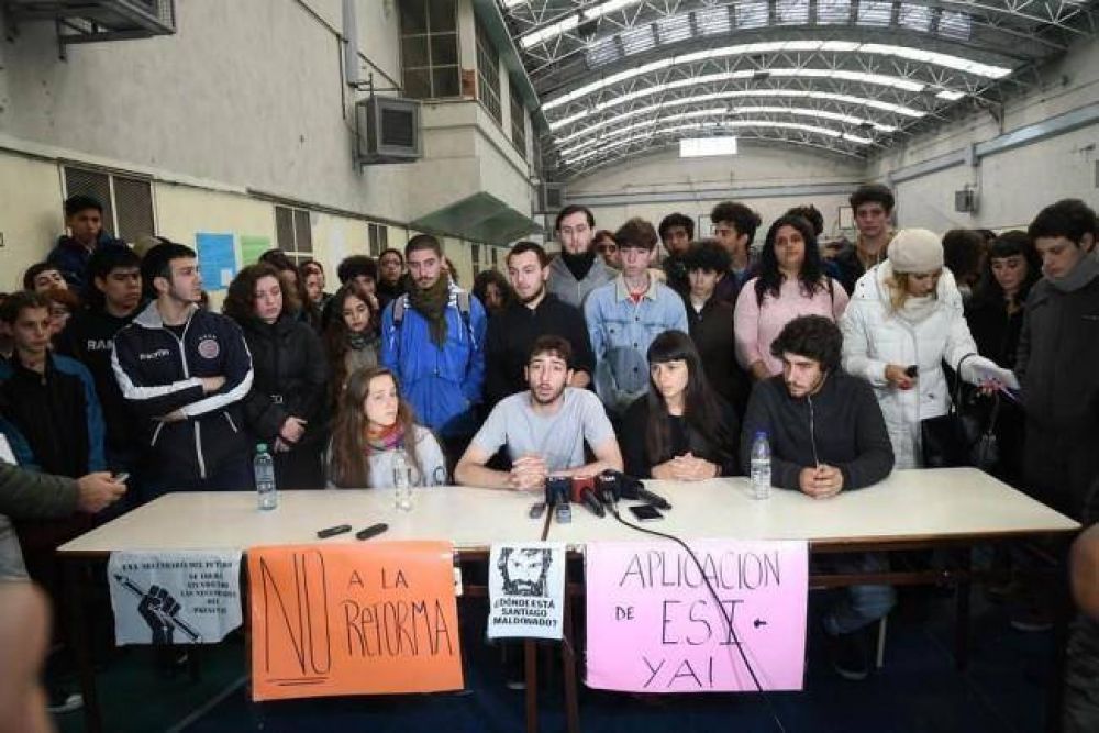 Estudiantes secundarios marchan en defensa de su educaci�n
