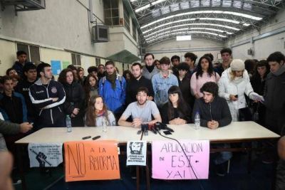 Estudiantes secundarios marchan en defensa de su educaci�n