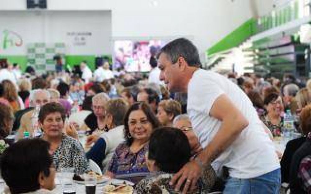 Hurlingham: Zabaleta celebr� el D�a del Jubilado junto a m�s de 3 mil adultos mayores