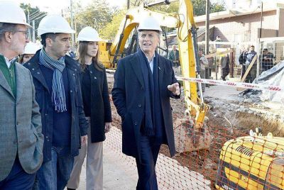 Con cemento y sin rivales, el Gobierno mejora su aprobaci�n